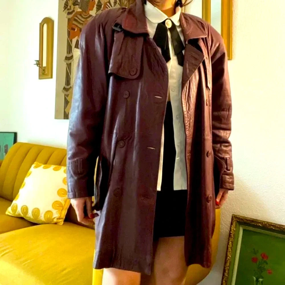Vintage-Inspired Women’s Burgundy Leather Trench Coat - Picture 4 of 15